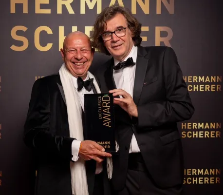 Bild: Berliner gewinnt bei den 7. internationalen Speaker Slam in Comedy und Story Telling. 