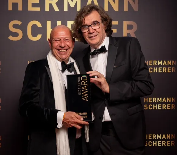 Bild: Berliner gewinnt bei den 7. internationalen Speaker Slam in Comedy und Story Telling. 