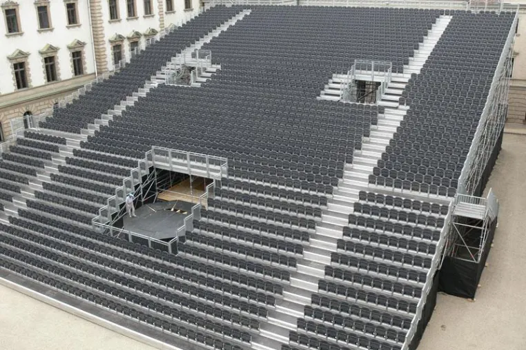 RANG EINS stellt auch 2009 Tribüne für Thurn und Taxis Schlossfestspiele Bild: RANG EINS stellt auch 2009 Tribüne für Thurn und Taxis Schlossfestspiele