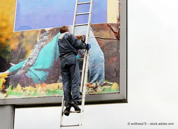 Klebstoffe ganz groß: Der Klassiker unter der Außenwerbung Bild: Klebstoffe ganz groß: Der Klassiker unter der Außenwerbung