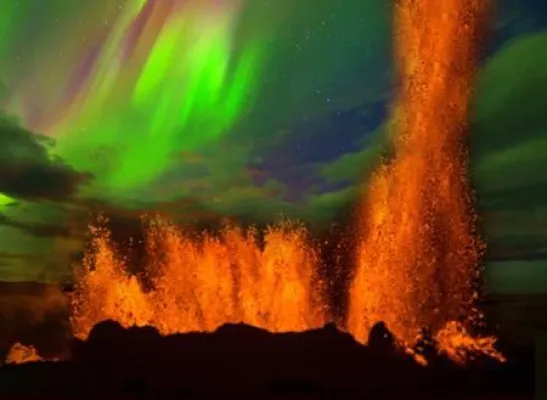 Lavafontänen treffen Nordlichter: Live-Film-Show über Islands Vulkane kommt nach München Bild: Lavafontänen treffen Nordlichter: Live-Film-Show über Islands Vulkane kommt nach München