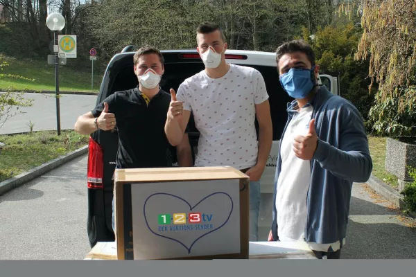 Bild: 1-2-3.tv spendet 10.000 Atemschutzmasken an Seniorenheime des Bayerischen Roten Kreuz