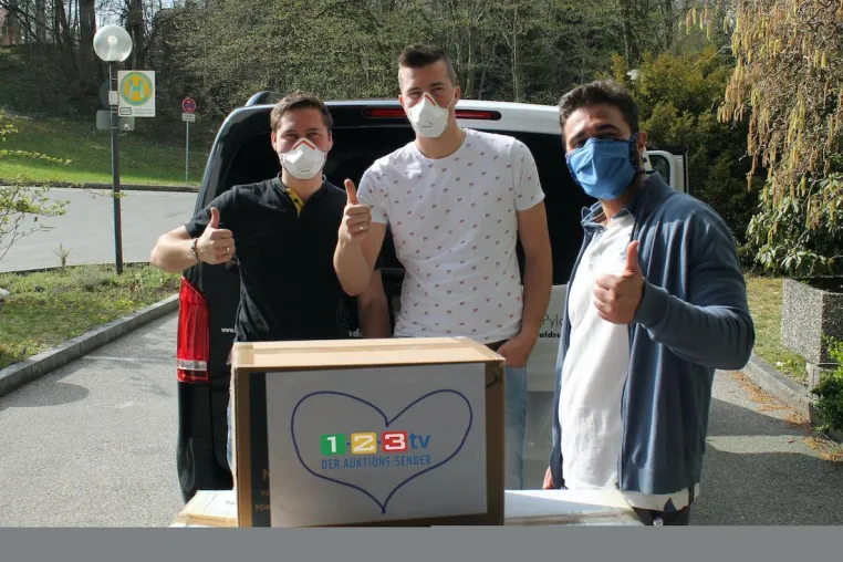 1-2-3.tv spendet 10.000 Atemschutzmasken an Seniorenheime des Bayerischen Roten Kreuz Bild: 1-2-3.tv spendet 10.000 Atemschutzmasken an Seniorenheime des Bayerischen Roten Kreuz
