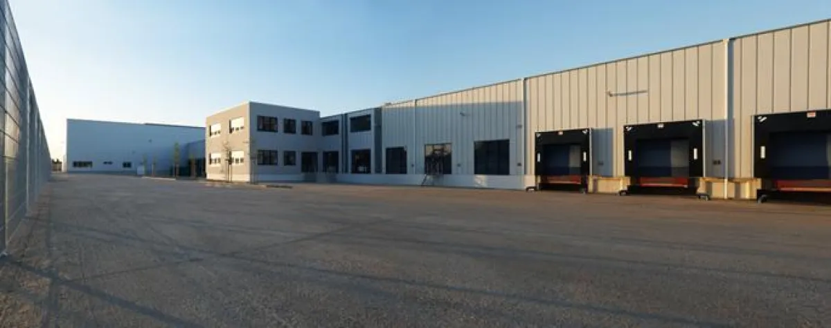 Alcaro Invest hat in Kerpen eine 8.600 qm große Logistikimmobilie fertig gestellt.