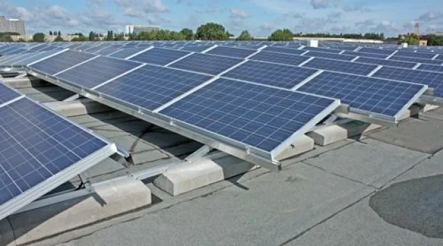 Bild: Größte Photovoltaik-Dachanlage Berlins am Netz