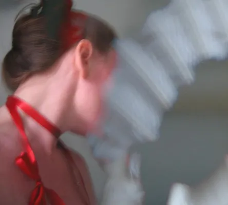 Bild: Die Künstlerin Gabriele Hitrik präsentiert ihre neuesten Werke bei omanut