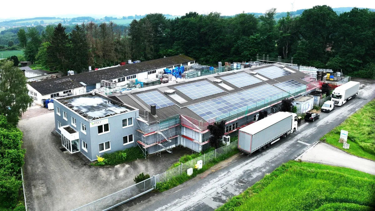 Photovoltaik-Anlage der Polyten Recycling GmbH (© Gorfion Green Energy GmbH)