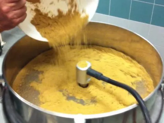 Bild: Vibrationssiebmaschine mit Ultraschall siebt fettige Lebensmittelpulver