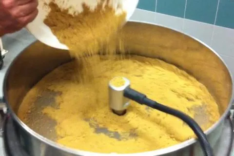 Bild: Vibrationssiebmaschine mit Ultraschall siebt fettige Lebensmittelpulver