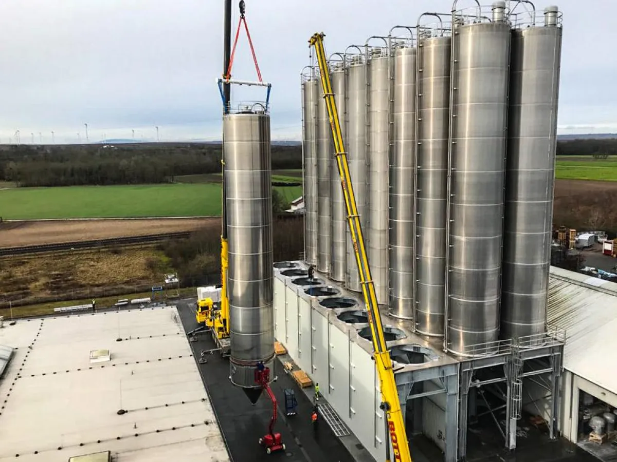 An ihrem Standort in Worms verfügt GREIWING jetzt über 37 Hochsilos. (Foto: GREIWING)