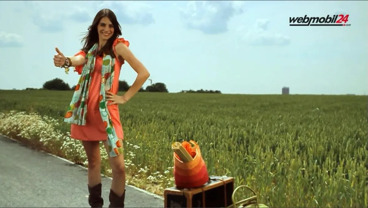 Auto zu klein, da muss die Anhalterin weiter warten - Bild aus dem aktuellen Spot von webmobil24.com