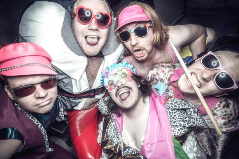 Döftels veröffentlichen Album und gehen auf Deutschland Tour Bild: Döftels veröffentlichen Album und gehen auf Deutschland Tour