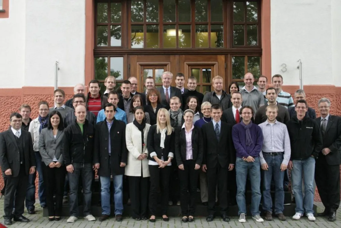 28 Erstsemester, zum Teil begleitet von ihren Betreuern im Unternehmen, kamen zur Begrüßung nach Wetzlar.