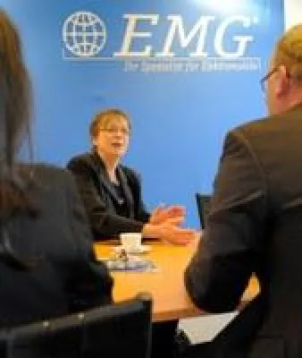 Bild: Regierungspräsidentin Marianne Thomann-Stahl besucht EMG Elektromobile