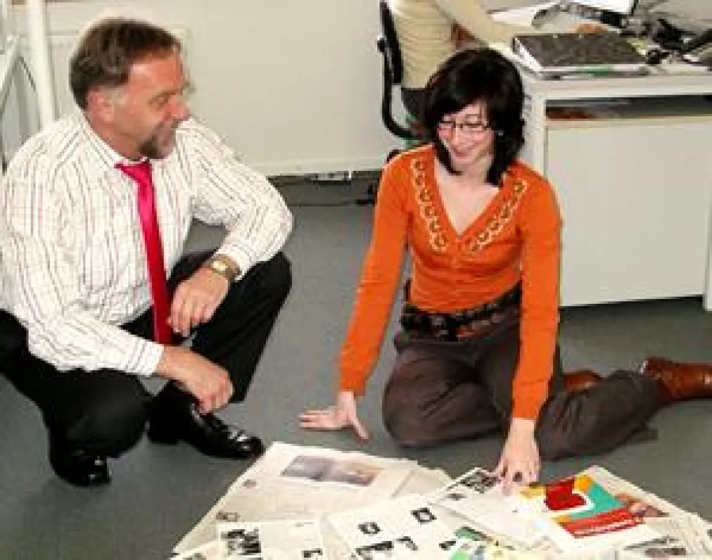 Dr. Thomas Müller, Vorstand der Wernigerode AG und PR-Managerin Katharina Neuber bei den letzten Abstimmungen zum Harzer Wirtschaftsblatt.