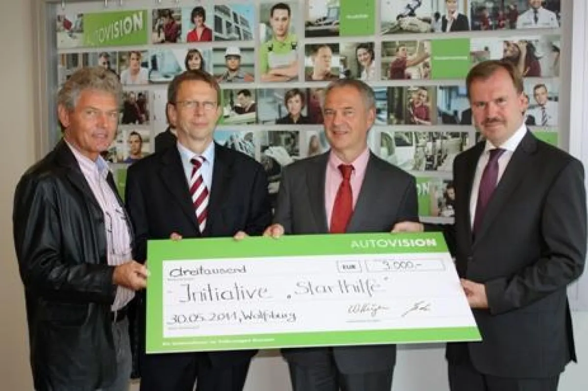 v.l. Ulrich Ness („Starthilfe“) und Erster Stadtrat Klaus Mohrs mit Dr. Wilfried Krüger und Bernd Gander (beide AutoVision GmbH)