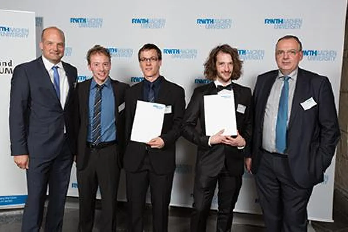 Aktuelle und ehemalige Stipendiaten und ihre Förderer, (v.l.) Philipe Walter, Sel