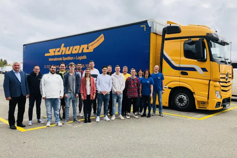 Zwölf Auszubildende starten bei Schuon in ihr Berufsleben Bild: Zwölf Auszubildende starten bei Schuon in ihr Berufsleben