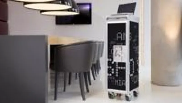 Bild: Gehören Flugzeugtrolleys ausschließlich in die Hände einer Stewardess?