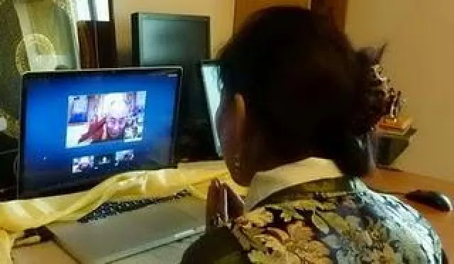 Wie ich Seine Heiligkeit den Dalai Lama traf – ohne einen Reisepass Von der tibetischen Schriftstllerin Woeser Bild: Wie ich Seine Heiligkeit den Dalai Lama traf – ohne einen Reisepass Von der tibetischen Schriftstllerin Woeser