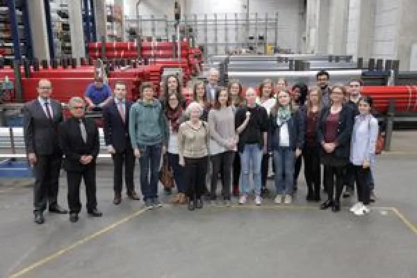 Bild: Deutschlandstipendiaten der Universität Hildesheim zu Gast bei Wiedemann in Sarstedt