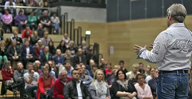 Bild: Rund 400 Zuhörer waren begeistert: Dem grassierenden Bewegungsmangel Beine machen