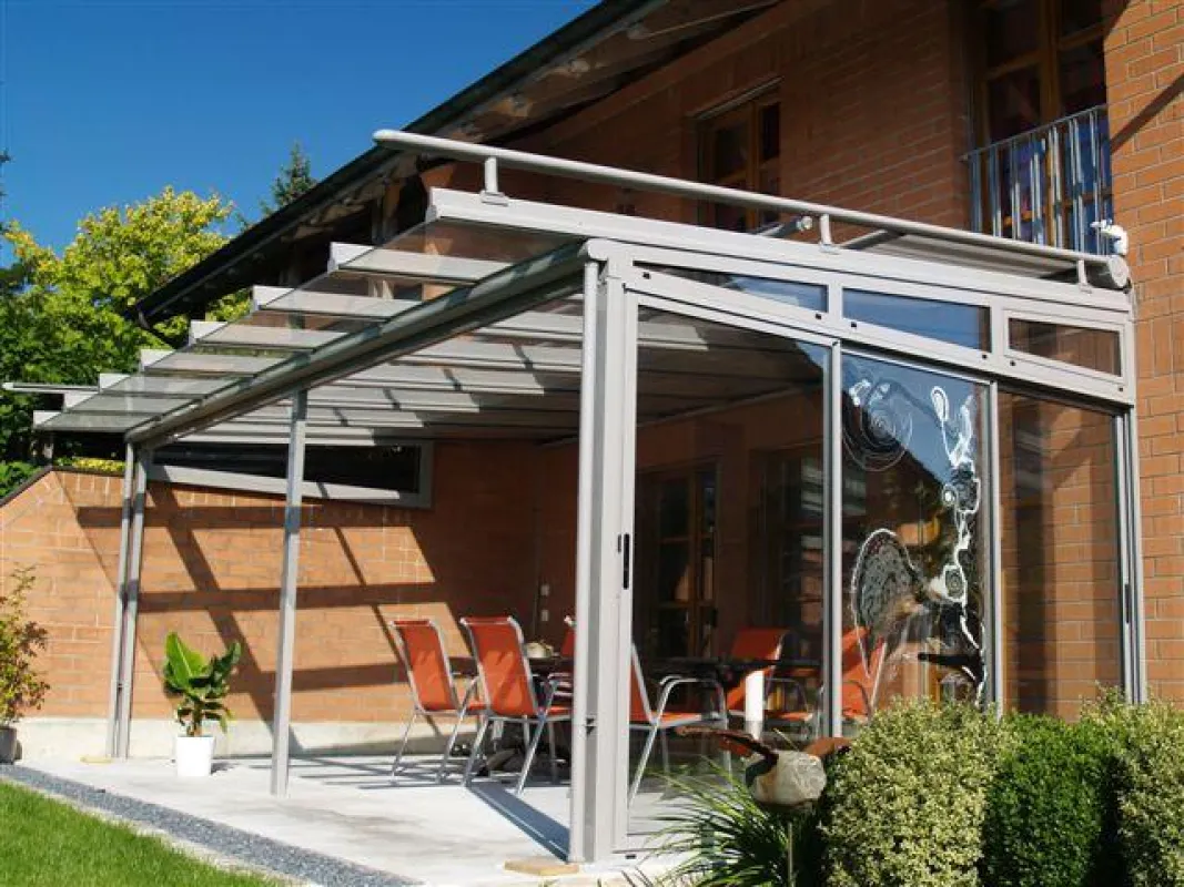 Terrassendach mit Glasmalerei in der Seitenscheibe