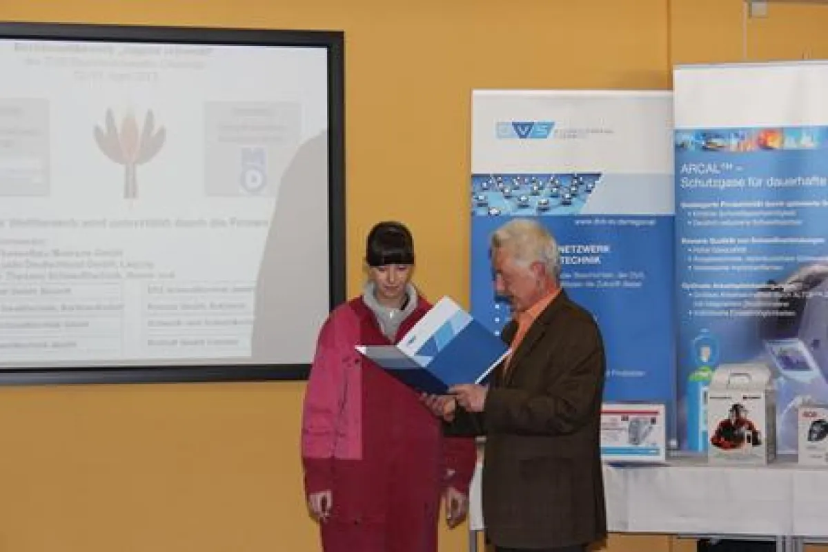 Dr.-Ing. Werner Schneider, GF DVS-Bezirksverbandes Chemnitz, überreicht Urkunde an Drittplatzierte