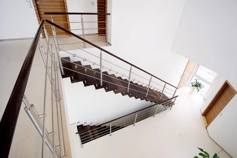 Mit Leichtigkeit nach oben – Freitragende Treppen vermitteln mehr Wohnqualität als Betontreppen Bild: Mit Leichtigkeit nach oben – Freitragende Treppen vermitteln mehr Wohnqualität als Betontreppen