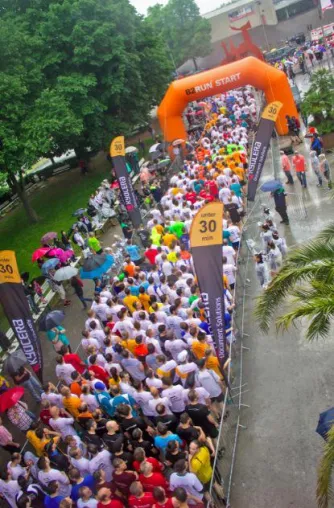 Bild: Hannovers Wirtschaft läuft auch bei Regen: Knapp 8.000 gemeldete Firmenläufer beim B2RUN Hannover