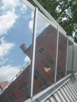 Bild: Effektiver Hitzeschutz für Dachwohnungen mit Sonnenschutzfolie für Dachfenster