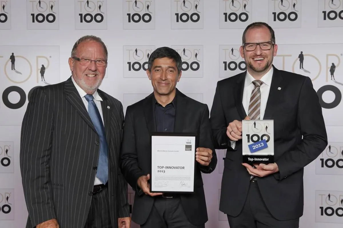 Johannes und Guido Schulte bei der Preisverleihung mit Ranga Yogeshwar