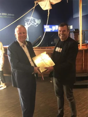 Bild: Von der Borsenwelt ins Museum – Bibelhaus bekommt einzigartige Kunstlerbibel