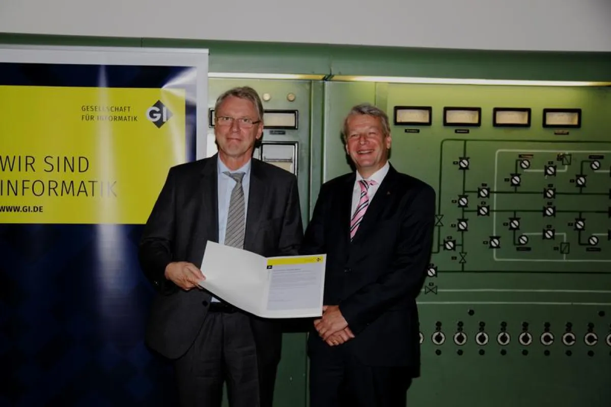 Prof. Dr. Christoph Meinel, Leiter des Potsdamer Hasso-Plattner-Instituts (HPI) wird von Prof. Dr.-Ing. Peter Liggesmeyer, Präsident der Gesellschaft für Informatik zum Fellow ernannt (Gesellschaft fü