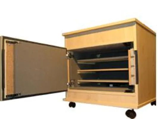 Bild: Schallschutzschrank von Mediaholz nimmt 19" Geräte auf