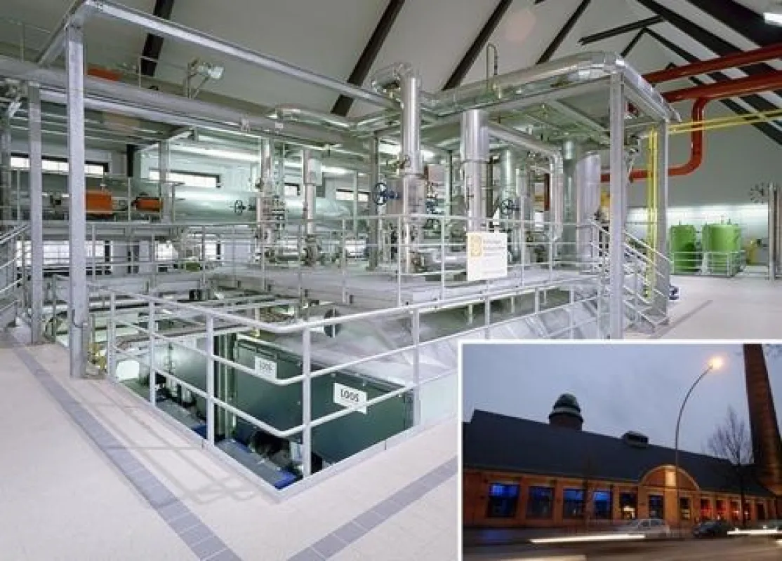 Auf zwei Bedienebenen erstreckt sich die moderne Kesseltechnik im historischem Baudenkmal