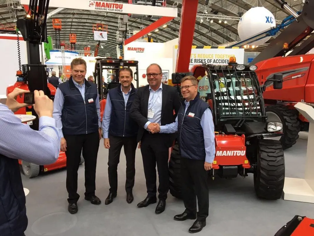(v.l.) Martin Brokamp und Alain Becque von Manitou mit BM-Geschäftsführer Dieter Beyer