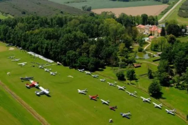 Bild: Fluglandebahn am Fünf-Sterne-Schloss Hertelendy eröffnet