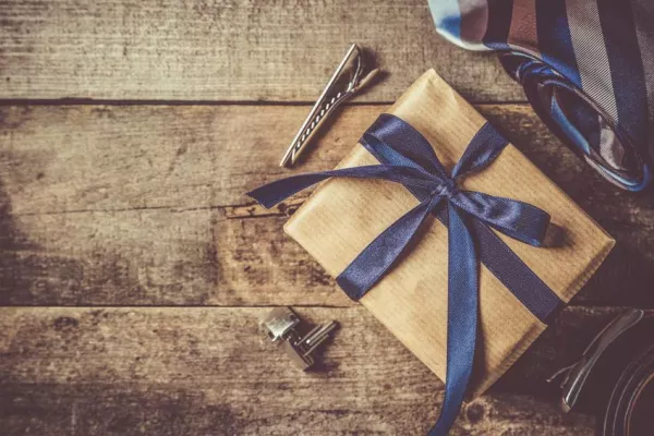 Bild: Weihnachtsgeschenke mit Stil: Design-Krawattenregal oder gravierte Manschettenknöpfe?