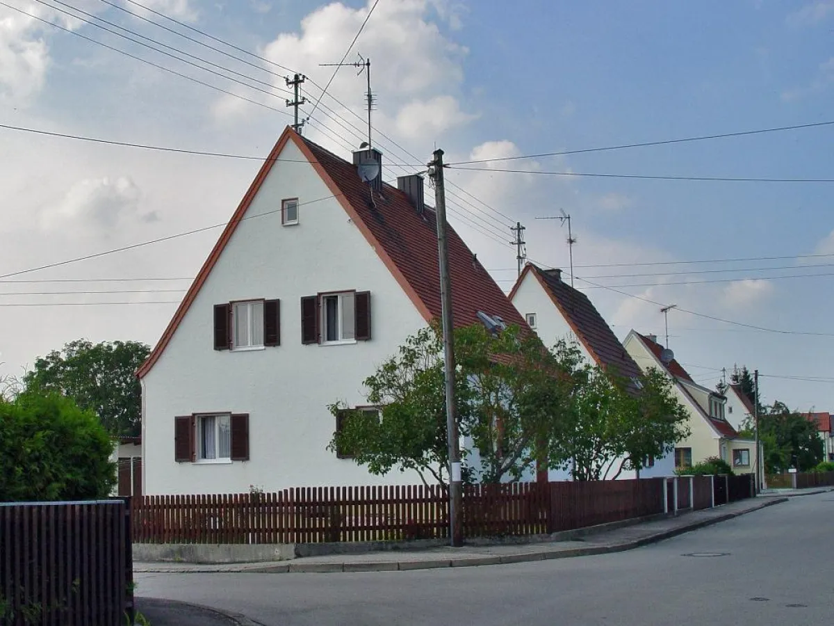 Wenn bei Omas Häuschen eine Dachsanierung ansteht, ist einiges zu beachten. Bild: tdx/homesolute