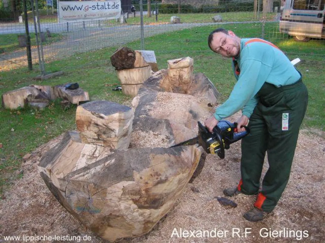 Der Bildhauer Alexander R.F. Gierlings bei der Bearbeitung des Baumstammes 2007