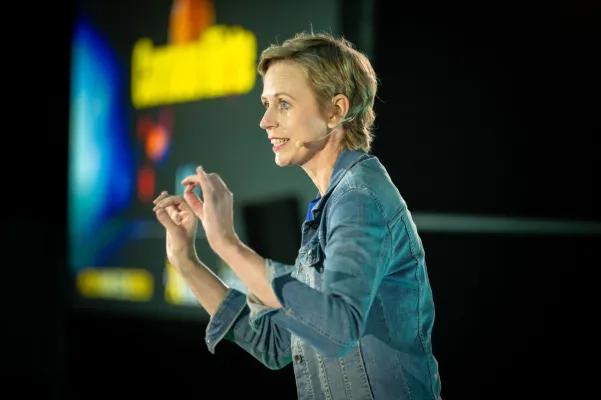 Bild: **Wüstenläuferin Carmen Hirte überrascht beim Internationalen Speaker Slam mit Krebs-Story“
