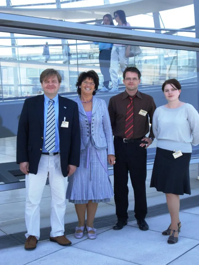 Bild (v.l.n.r.): Treffen im Bundestag: Prof. Dr. Georg Westermann (Projektleiter „ServiceQualität Sachsen-Anhalt“), Uda Heller (MdB), Matthias Grünberg und Manuela Koch (Mitarbeiter „ServiceQualität S
