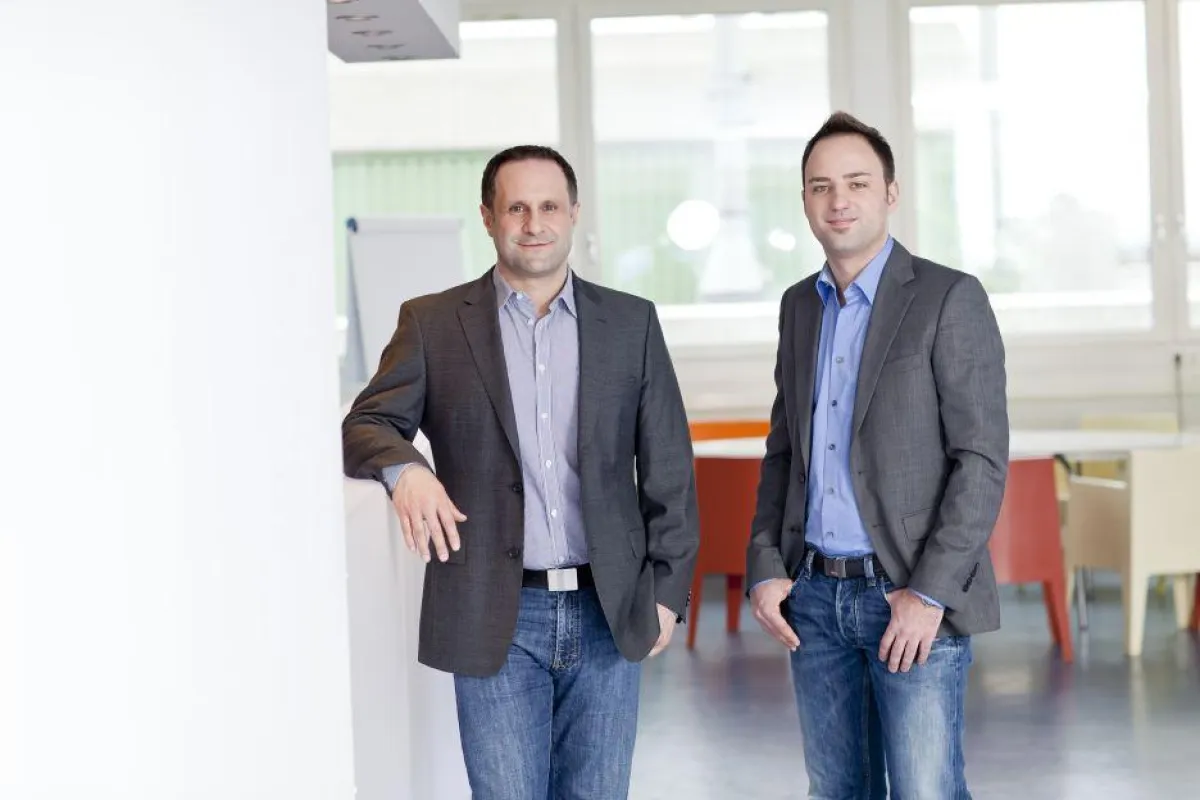 links: Fabio Tripicchio (Vorstandsvorsitzender), rechts: Felix Grundel (Vorstand)