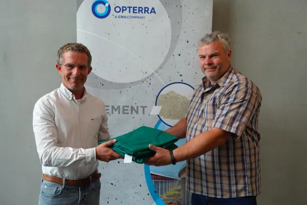 OPTERRA Wössingen spendet Arbeitskleidung - Mehr Sicherheit für Jugendliche Bild: OPTERRA Wössingen spendet Arbeitskleidung - Mehr Sicherheit für Jugendliche