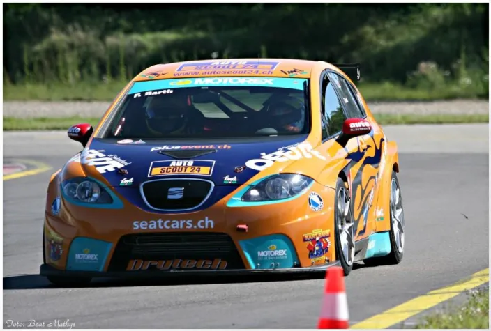 Bild: Sandra Sutter fährt mit 16 Jahren den Seat Leon Supercopa von Fredy Barth