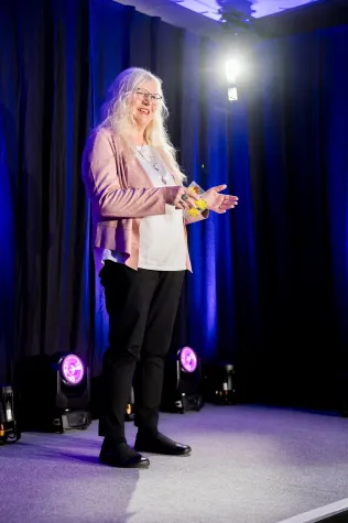 Bild: Ulrike Mönkemöller erhält begehrten Preis beim 20. internationalen Speaker Slam in Mastershausen.