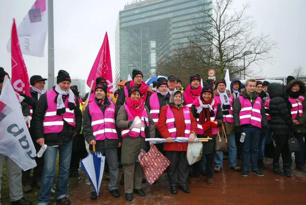 Trotz Kälte versammelten sich ca. 60 Vertreter und Sympatisanten der dbbj nrw vor NRWs Staatskanzlei