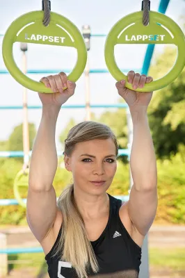 Bild: Lappset Spiel-, Park-, Freizeitsysteme GmbH und Regina Halmich vereinbaren mehrjährige Werbe-Partnerschaft