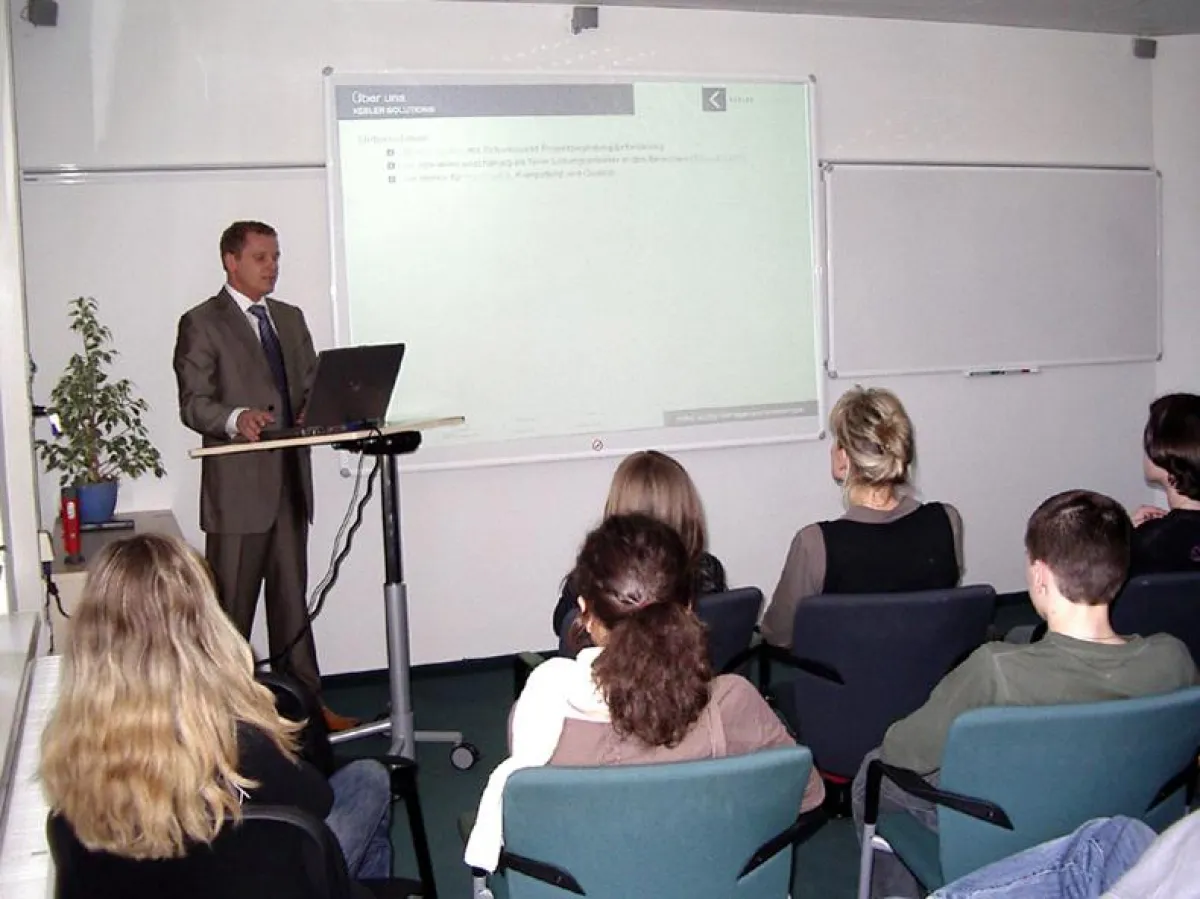 Schüler des Johannes-Kepler-Gymnasiums Leipzig besuchten die Keßler Real Estate Solutions GmbH. André Keßler, Geschäftsführer von Keßler Solutions, vermittelt erste betriebswirtschaftliche Grundkenntn